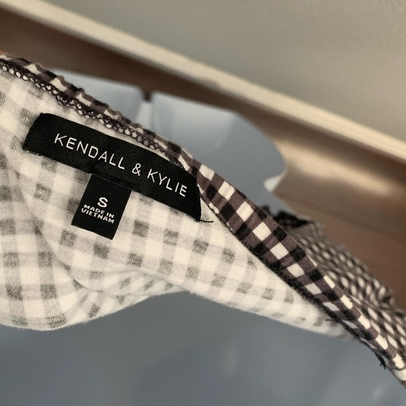 Black & White crop top with flowers and ruffle - Picture 5 of 5